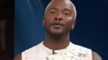 Gilet pull à imprimé marbre blanc Access Hollywood porté par Scott Evans, comme on le voit dans Access Hollyood Live