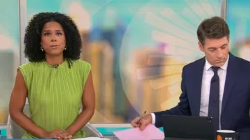 Vestido midi plisado verde de Atlein Collective usado por Adriana Diaz como se ve en CBS Mornings el 19 de agosto de 2025