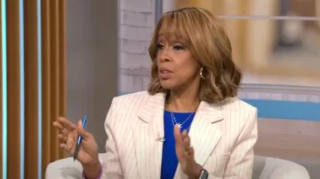 Sandro Pinstripe Blazer usado por Gayle King como se ve en CBS Mornings el 19 de agosto de 2025