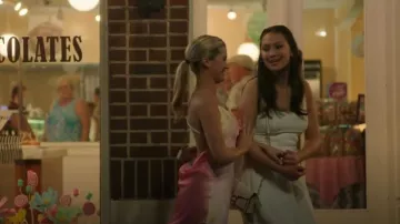 Coach Tabby 20 porté par Isabel 'Belly' Conklin (Lola Tung) comme on le voit dans L’été où je suis devenue jolie (S03E07)