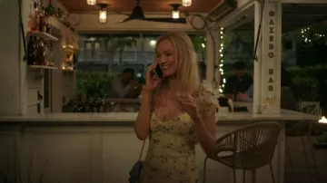 Mini-robe d’été à volants floraux Topshop portée par Lucinda Jewel (Kristen Connolly) comme on le voit dans L’été où je suis devenue jolie (S03E07)