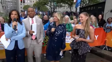 Theory Carissa Blazer worn by Laura Jarrett as seen in Today on August 21, 2025