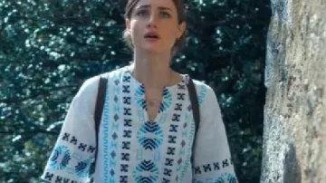 La retorcida historia de Amanda Knox Camisa estampada de Grace Van Patten de Amanda Knox (Grace Van Patten) en La retorcida historia de Amanda Knox (S01E03)