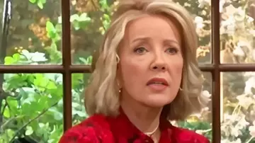 La joven y la inquieta Blusa con estampado de rosas de Nikki Reed Newman (Melody Thomas Scott) como se ve en La joven y la inquieta