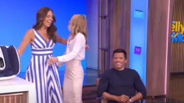 Par Anthropologie V-Neck Sleeveless Fit & Flare Midi Dress portée par Monica Manginelli comme on le voit en LIVE avec Kelly et Mark le 19 août 2025