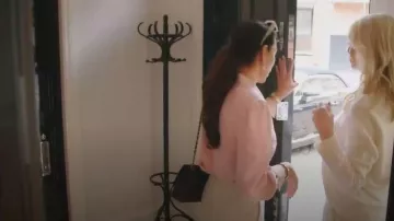 Chanel Matelasse Cuir Bandoulière Noir porté par Nessie Welschinger comme on le voit dans The Real Housewives of London (S01E01)