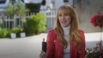 Walter Baker Liz Chaqueta de moto de cuero usada por Jane Seymour como se ve en Celebrity IOU (S10E05)