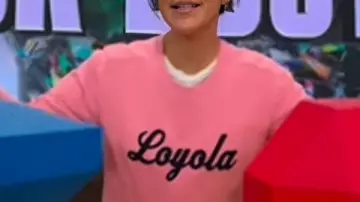 Julie Chen Moonves Big Brother USA S27 Pull imprimé rose porté par Self - Host (Julie Chen) dans Big Brother (S26E39)