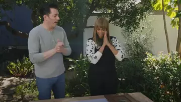 Suéter de cuello redondo con manga de jaguar aguamarina usado por Tyra Banks como se ve en Celebrity IOU (S10E06)