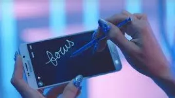 Smartphone Samsung Galaxy Note5 utilizado por Ariana Grande en Ariana Grande - Focus (Video Oficial)