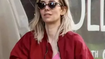 Night Always Comes 2025 Vanessa Kirby Bomber Jacket Chaqueta bomber usada por Lynette (Vanessa Kirby) en Night Always Comes