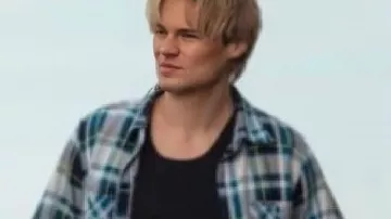 Ma vie avec les Walter Boys S2 Noah LaLonde Chemise en flanelle multicolore || Noah LaLonde Chemise en flanelle multicolore portée par Cole Walter (Noah LaLonde) dans Ma vie avec les Walter Boys (S02E01)