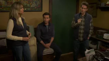 Jeans de pierna recta de cintura alta con cremallera Rambler con bolsillo de parche de madre usados por Deandra 'Dee' Reynolds (Kaitlin Olson) como se ve en It's Always Sunny in Philadelphia (S17E04)