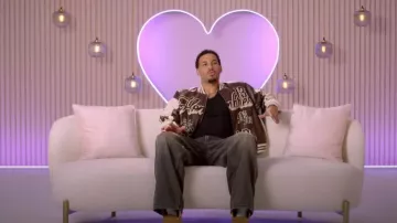 Boohooman Boxy Melton & Pu Ombre Varsity Jacket porté par Louis Russell comme on le voit dans Celebs Go Dating (S14E01)