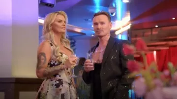 River Island Black Petite Satin Puffball Mini Dress portée par Kerry Katona comme on le voit dans Celebs Go Dating (S14E01)