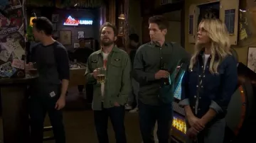 Camisa de espiga relajada Theory usada por Dennis Reynolds (Glenn Howerton) como se ve en It's Always Sunny in Philadelphia (S17E06)