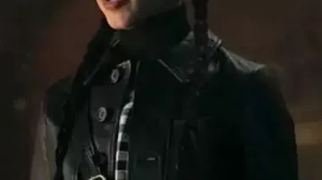 Wednesday S01 Jenna Ortega Chaqueta de cuero negra usada por Wednesday Addams / Goody Addams (Jenna Ortega) en Wednesday (S02)