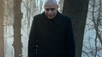 Miércoles Abrigo de lana negro de Fred Armisen usado por el tío Fester (Fred Armisen) en Miércoles (S02)