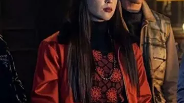 Miércoles S01 Naomi J Ogawa Chaqueta roja usada por Yoko Tanaka (Naomi J. Ogawa) en Miércoles (S01)