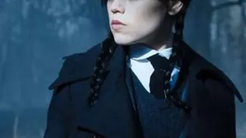 Wednesday S01 Gabardina Jenna Ortega usada por Wednesday Addams / Goody Addams (Jenna Ortega) en Wednesday (S01)