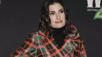 Abrigo a cuadros a cuadros de Idina Menzel de Idina Menzel en "Defying Gravity" - Edición del 20 aniversario de Wicked | WICKED el musical