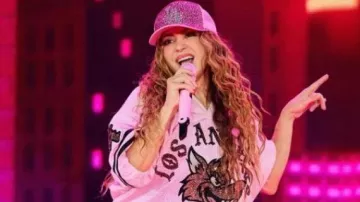 Robe rose en jersey Willy Chavarria portée par Shakira dans le clip Shakira - Waka Waka (This Time for Africa) (La chanson officielle de la Coupe™ du Monde de la FIFA 2010)