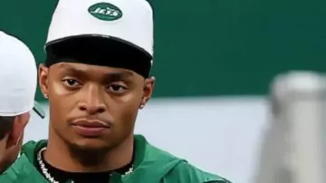 Sudadera con capucha verde de los New York Jets usada por Justin Fields en Justin Fields emocionado por la primera temporada de los Jets a medida que la pretemporada de la NFL termina
