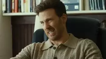 ¡Cariño no lo hagas! Polo usado por Chris Evans en HONEY DON'T! - Clip oficial de "I Help People"