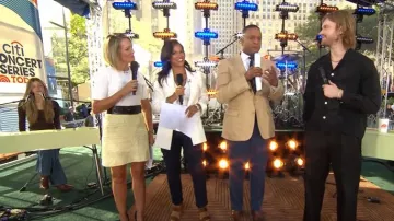 Sandalias de gamuza Khan de Manolo Blahnik de 90 mm usadas por Laura Jarrett como se ve en Today el 22 de agosto de 2025