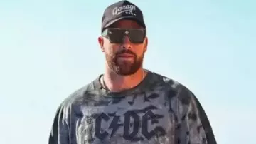 T-shirt ACDC Back In Black porté par Travis Kelce dans OMG ! Travis Kelce ROCKIN un maillot AC/DC à son arrivée pour Chiefs vs. Jeu des ours
