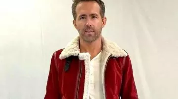 Chaqueta de Ryan Reynolds usada por Clint Briggs (Ryan Reynolds) como se ve en Spirited