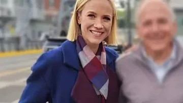 Mystic Christmas 2023 Jessy Schram Trench-coat bleu porté par Jennifer Jones (Jessy Schram) comme on le voit dans Mystic Christmas