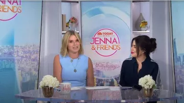 Robe en tricot milanais ornée de rosettes Penelope Lela Rose portée par Jenna Bush Hager, comme on le voit dans Today with Jenna & Friends le 22 août 2025