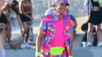 Barbie 2023 Ryan Gosling Camisa arcoíris usada por Ken (Ryan Gosling) como se ve en Barbie