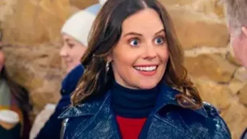 Noël à Notting Hill 2023 Manteau en cuir texturé Sarah Ramos porté par Georgia Bright (Sarah Ramos) comme on le voit à Noël à Notting Hill