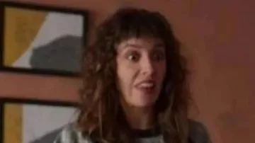 Valeria S03 Silma Lopez Sweat-shirt bleu métallisé porté par Lola (Silma López) comme on le voit dans Valeria (S03)