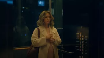 Bolso tote de cuero marrón holgado Charles & Keith usado por Rebecca (Reina Hardesty) como se ve en Butterfly (S01E01)