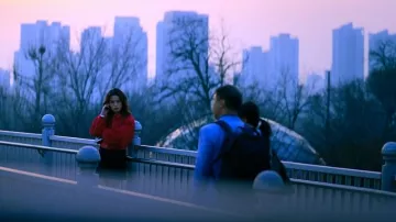 Chaqueta Nike Windrunner Loose UV Woven Full-Zip usada por Rebecca (Reina Hardesty) como se ve en Butterfly (S01E01)
