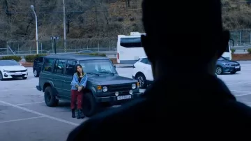 Botines de combate acolchados negros Dior usados por Rebecca (Reina Hardesty) como se ve en Butterfly (S01E02)