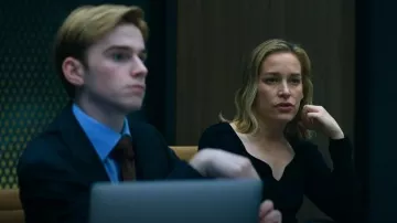 Elie Tahari Top de Manga Larga de Punto Acanalado Negro usado por Juno (Piper Perabo) como se ve en Butterfly (S01E02)