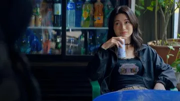 Asif Calie Black Angel Graphic Ribbed Knit Top de tirantes usado por Rebecca (Reina Hardesty) como se ve en Butterfly (S01E05)