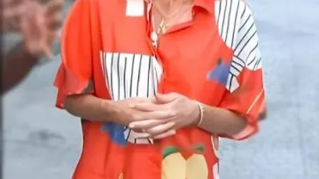 Combishort à imprimé fruits rouges portée par Keltie Knight dans E ! Actualités 2025