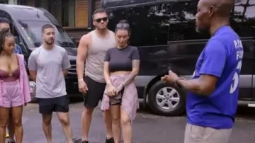Camiseta Skims Fits Everybody usada por Jenni Farley como se ve en Jersey Shore: Vacaciones en familia (S08E13)