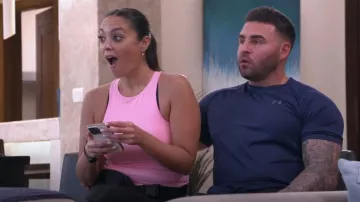 Bar III Camiseta sin mangas de cuello alto acanalado para mujer usada por Sammi Giancola como se ve en Jersey Shore: Family Vacation (S08E13)