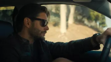 Lunettes de soleil Ray Ban Original Wayfar portées par Mark Meachum (Jensen Ackles) comme on le voit dans Countdown (S01E01)