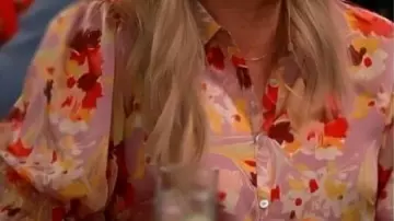 Blusa floral usada por Leanne Morgan en la serie de televisión Leanne 2025