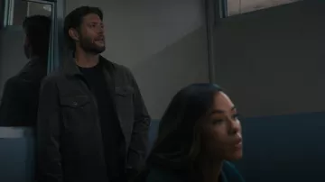 Chaqueta Trucker con cremallera de gamuza Reiss Pike usada por Mark Meachum (Jensen Ackles) como se ve en Countdown (S01E04)