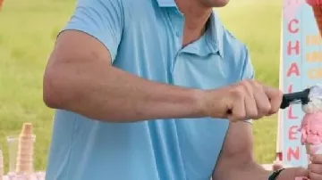 Polo usado por James (Ryan McPartlin) en Double Scoop