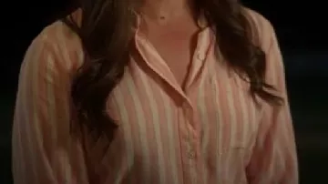 Camisa a rayas usada por Nora (Taylor Cole) en Double Scoop