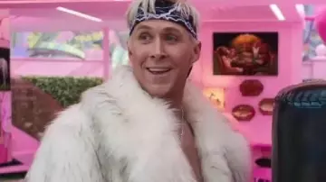Abrigo de piel de Barbie de Ryan Gosling usado por Ken (Ryan Gosling) como se ve en Barbie